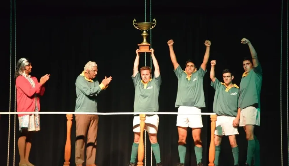 Aristophanes durante la parodia de Invictus