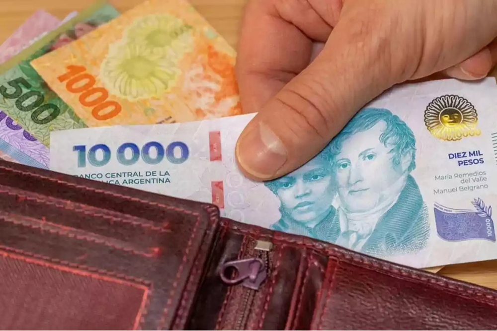 Los sueldos no alcanzan y los hogares se endeudan.