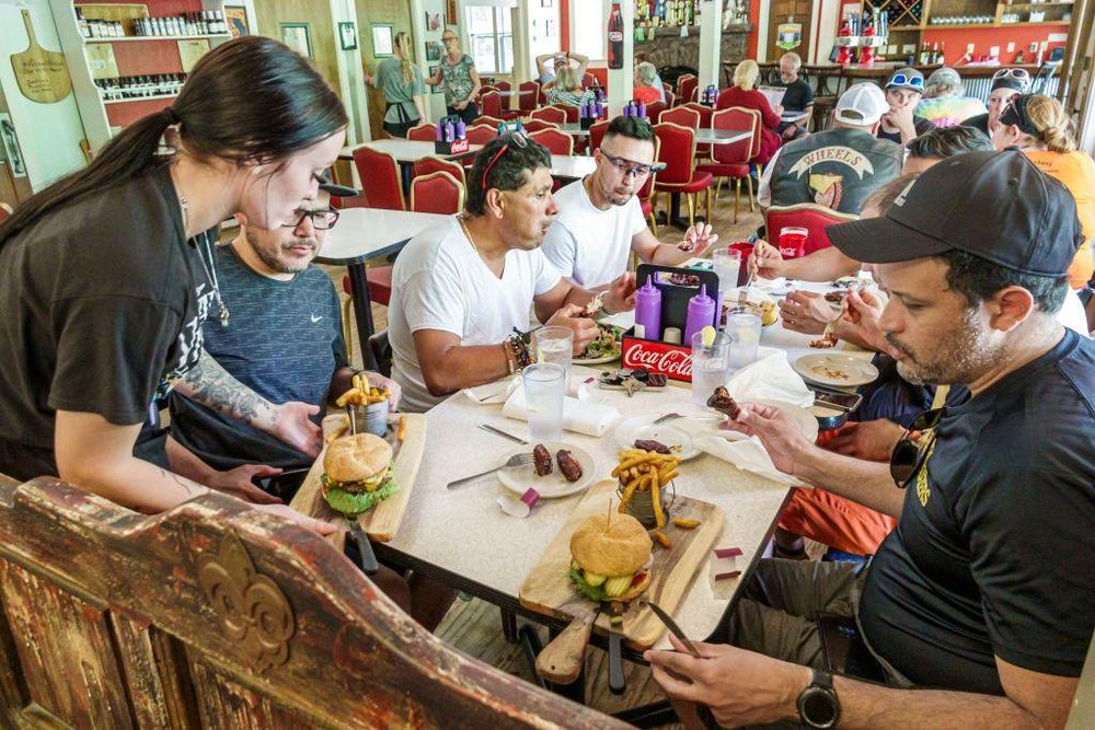 La hostelería es otro de los sectores que emplea a muchos inmigrantes y se ve afectado por la falta de mano de obra.