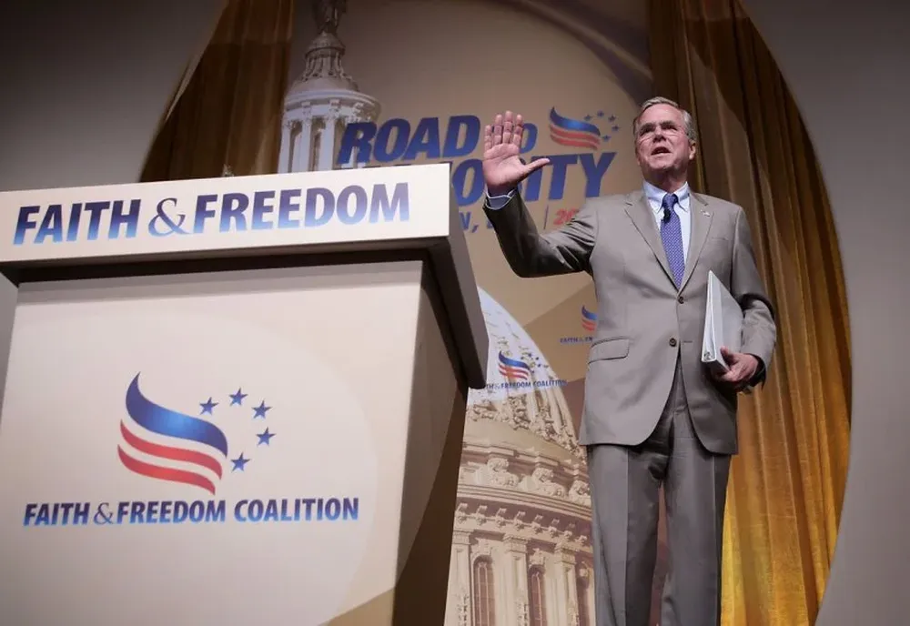 Estados Unidos. El candidato republicano a presidente Jeb Bush Saluda luego de su discurso en la conferencia Road to Majority