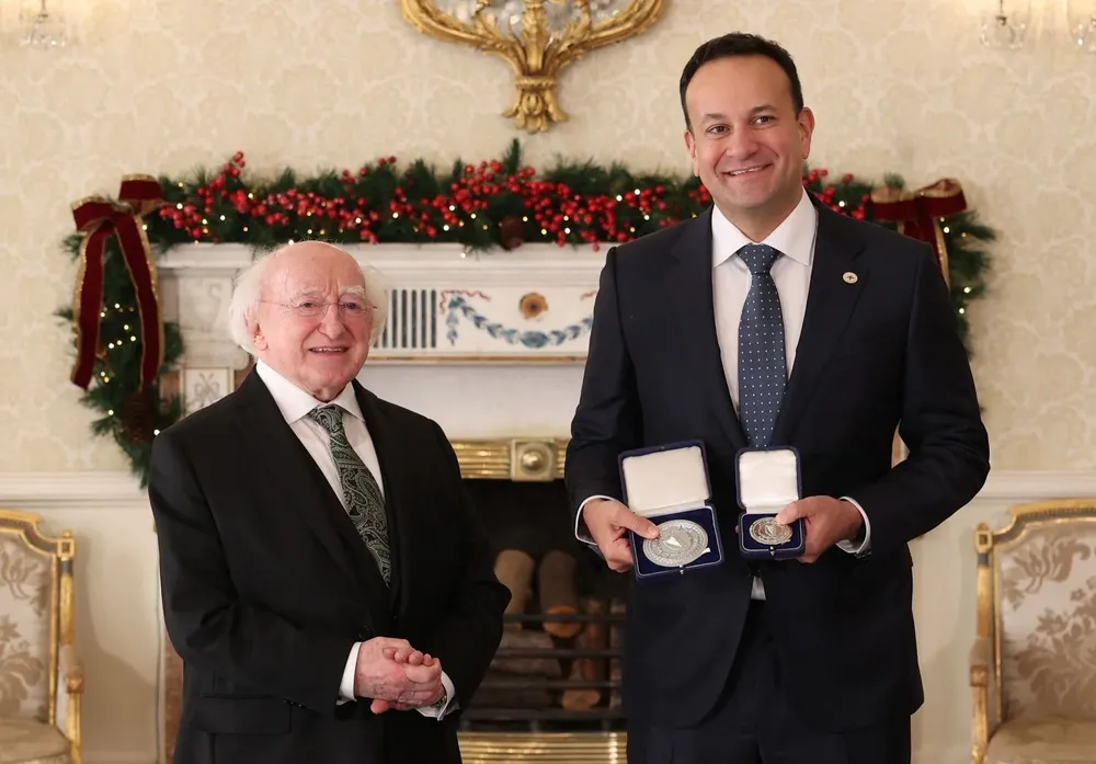 Leo Varadkar (derecha) recibe las insignias de primer ministro