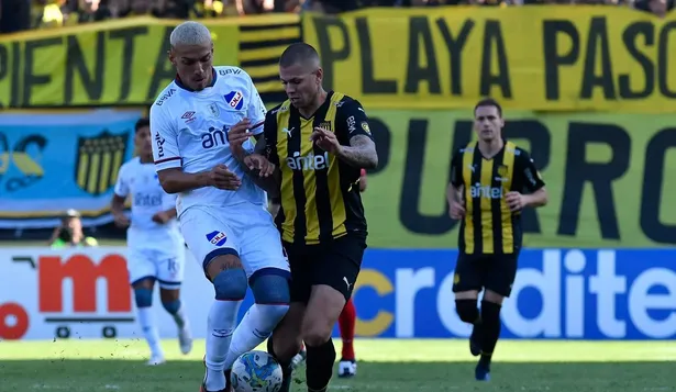 Fagúndez y Leo Coelho en el el último clásico en el Campeón del Siglo