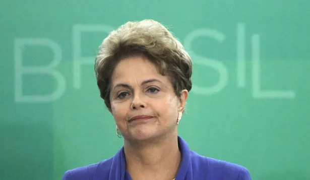 Fitch advirtó que también podría quitar grado inversor a Brasil