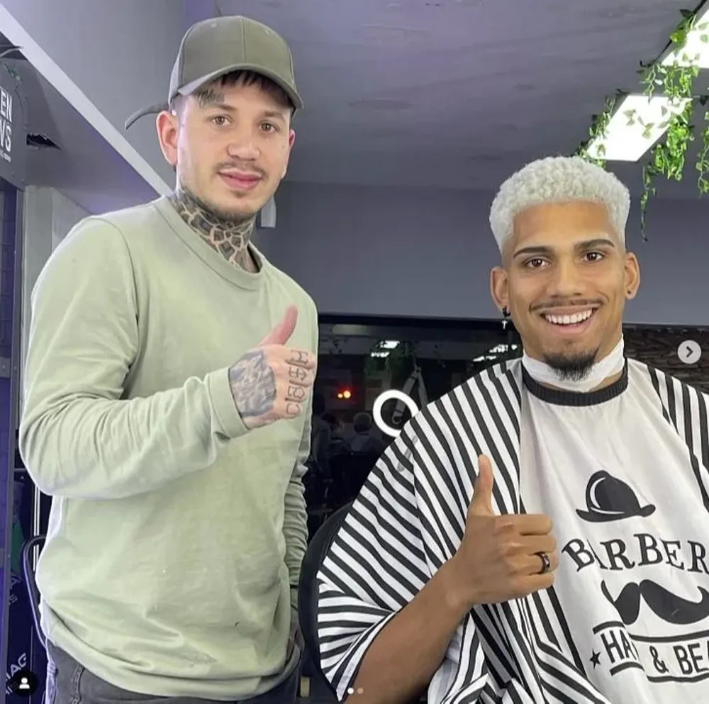 Ronald Araujo en la peluquería de Guille Varela