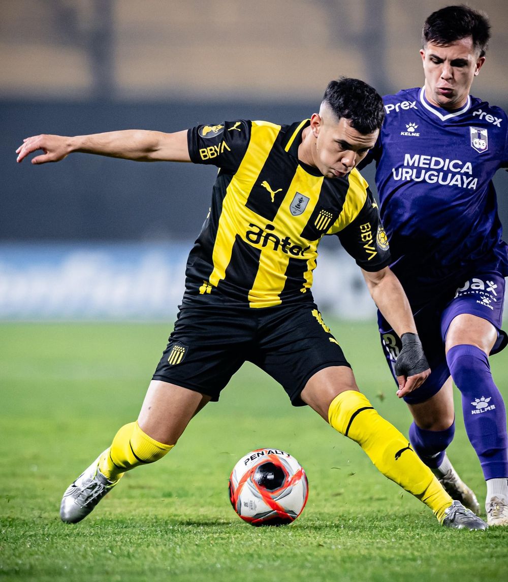 Leonardo Fernández de Peñarol ante Defensor Sporting por el Torneo Intermedio