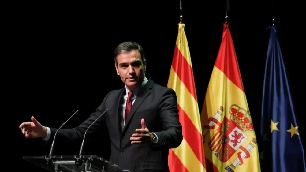 El presidente del Gobierno, Pedro Sanchez, anunció sus planes para aprobar los indultos este lunes frente a las banderas de Cataluña, España y la UE