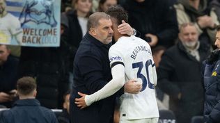 El abrazo del entrenador y Bentancur