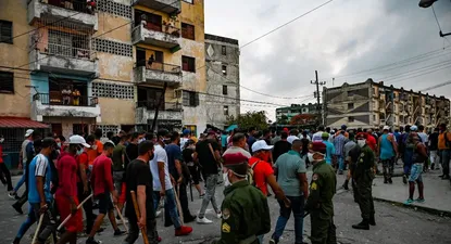Los cubanos participan en una manifestación en apoyo al gobierno en el municipio de Arroyo Naranjo, La Habana el 12 de julio