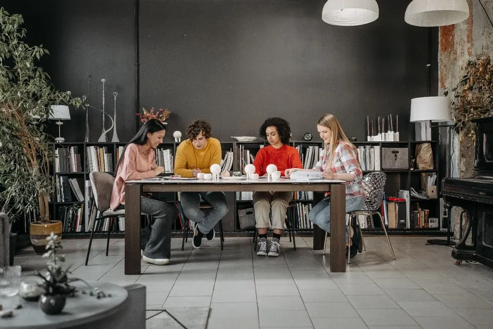 Los trabajadores más jóvenes también tienen una idea mucho mejor de cómo se compara su trabajo con lo que se ofrece en otros lugares