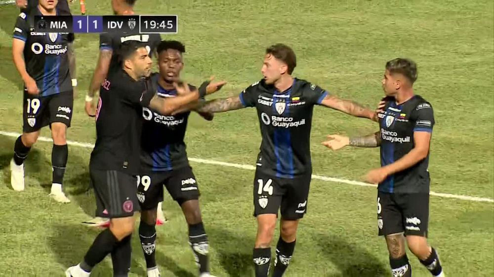 El cruce de Luis Suárez y Jordy Alcívar