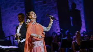 Isabel Pantoja durante su actuación en el Teatro Romano de Mérida