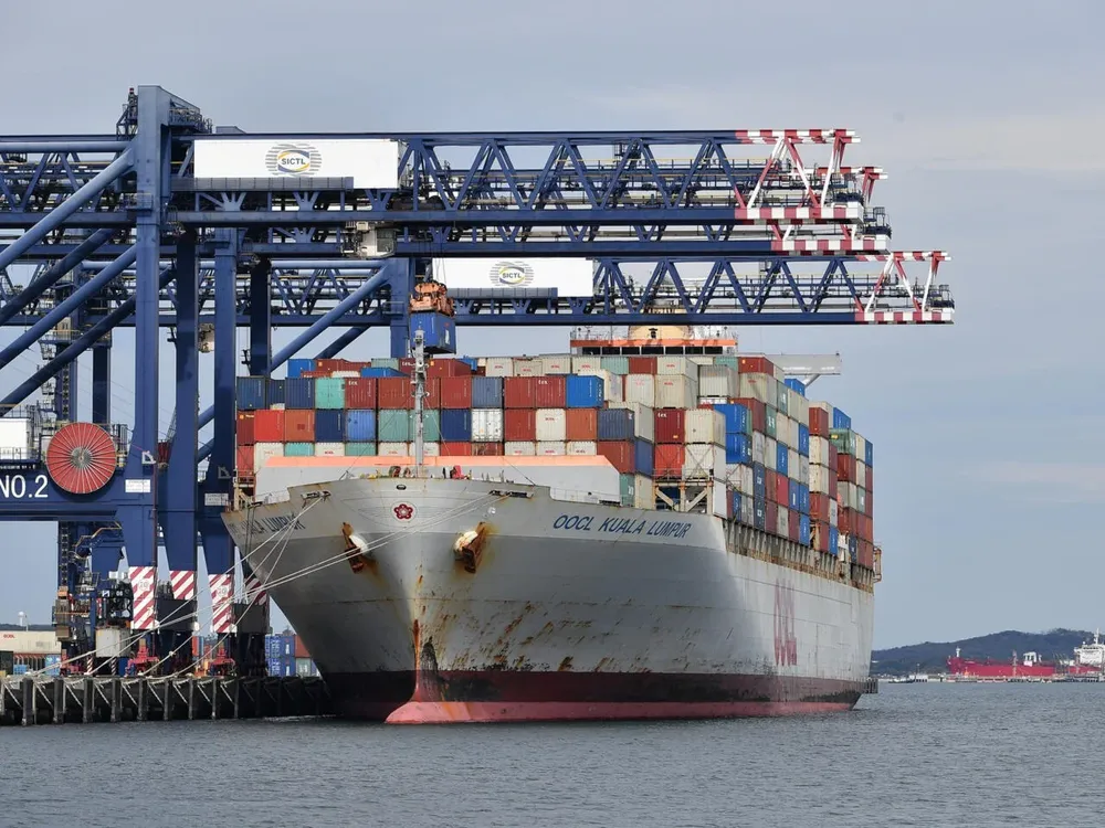 El precio promedio de transportar un contenedor de 40 pies cayó de US$ 11.109 en septiembre de 2001 a US$ 1.216 en la actualidad.