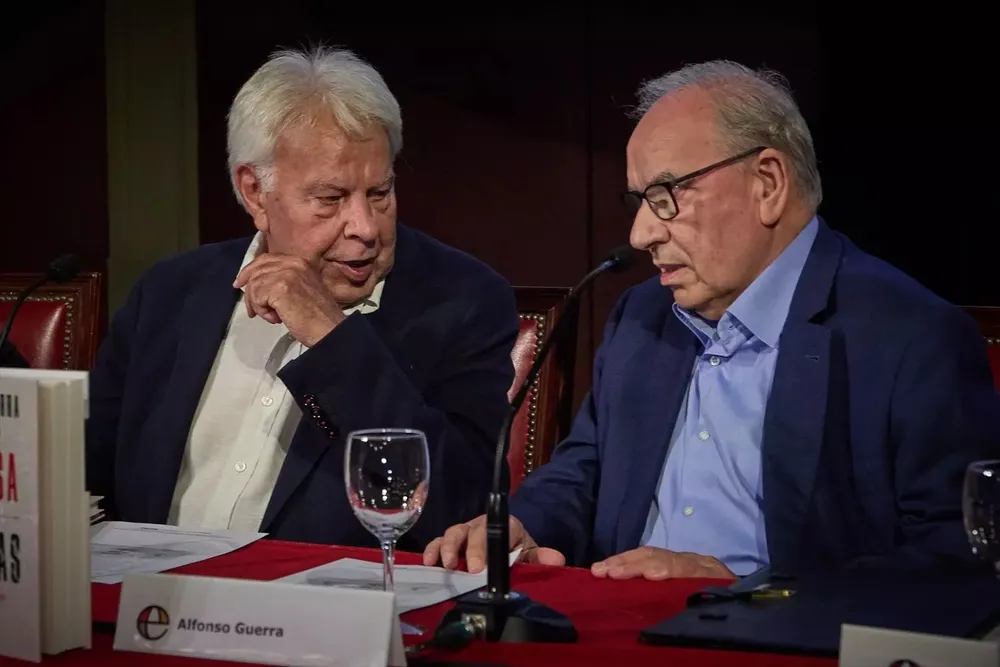 El ex presidente Felipe González y Alfonso Guerra.