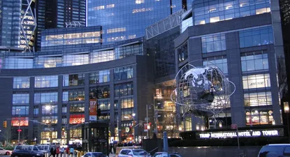 Time Warner tantea el mercado para vender su sede