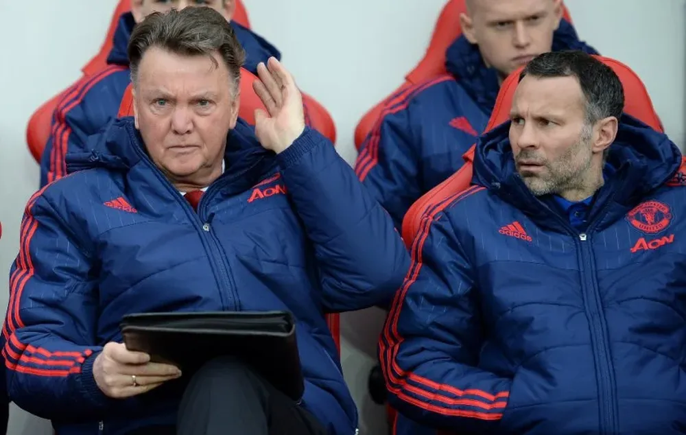 Van Gaal, junto a uno de sus asistentes, el galés Ryan Giggs, en la caída de Manchester United, 2-1 ante Sunderland