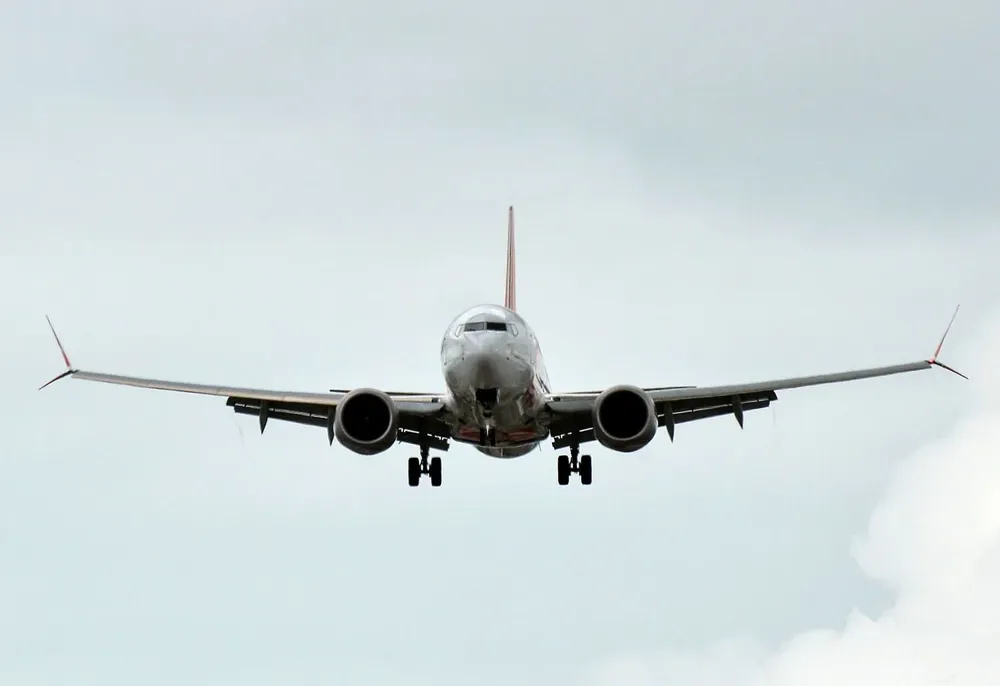 Piloto y copilotos se quedaron dormidos.