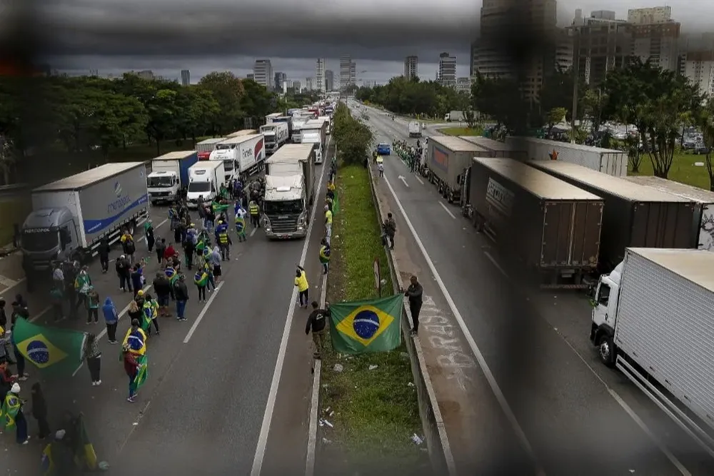 Protestas de transportistas en Brasil tras elecciones nacionales.
