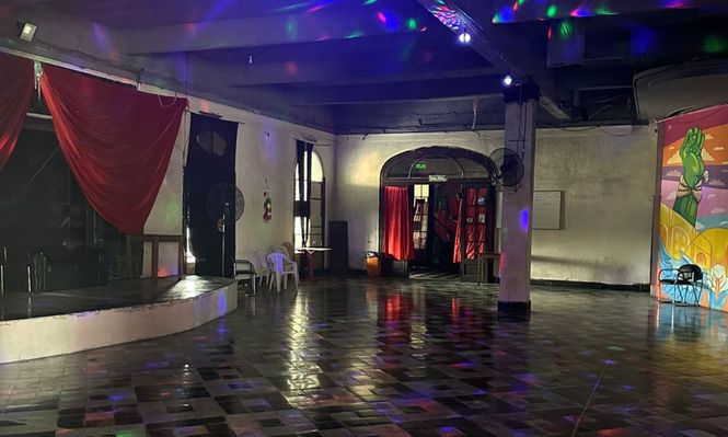 La Policía Federal allanó el local nocturno del inmueble cedido en 2018, con fines educativos, a la Universidad de Madres de Plaza de Mayo.