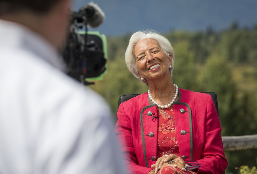 El euro está en manos de Christine Lagarde, cabeza del BCE. Ya instalada en Jackson Hole, se la ve posar relajada para las cámaras, rodeada de sus colegas. Quizás entre banqueros centrales pueden hacer catarsis. El mercado intenta leer en cada discurso, en el lenguage corporal, en cada gesto algo que podría darles una ventaja. Los banqueros, por lo general, tratan de relajarse.&nbsp;