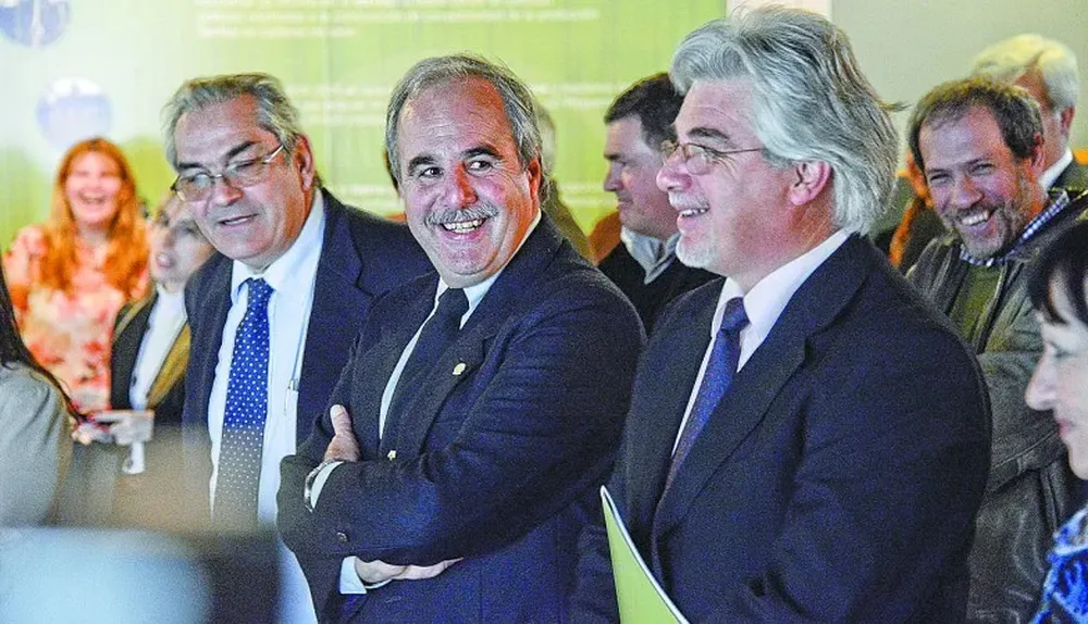 Benech, Echeverría y Aguerre en la inauguración del stand del MGAP