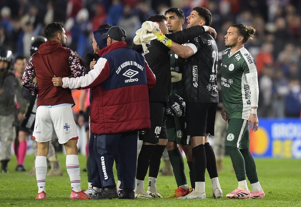 Festejo de Plaza Colonia y bronca de jugadores de Nacional