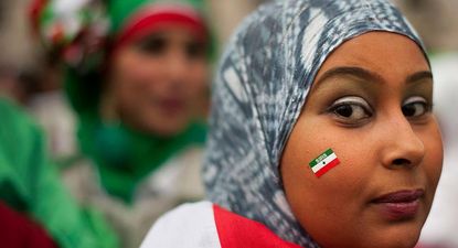 Una mujer con la bandera de Somalilandia en su rostro.