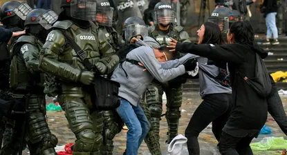 tres muertos en las protestas en colombia que concluyeron con cacerolazos