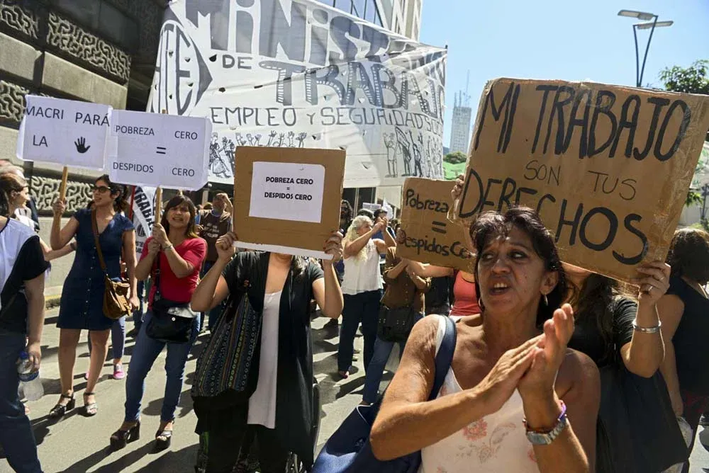 Trabajadores manifiestan contra Macri y el ajusta tarifario. AFP