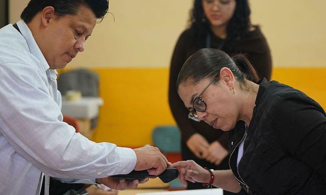 Una votante en un centro electoral este domingo en Honduras.
