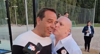 El beso de Orlando Petinatti a Ignacio Ruglio tras colaborar en la colecta por Leo Fernández