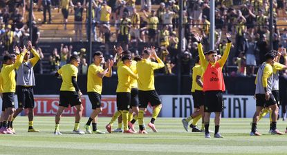 El plantel de Peñarol saluda a la tribuna previo a la primera final de la Liga AUF Uruguaya ante Nacional