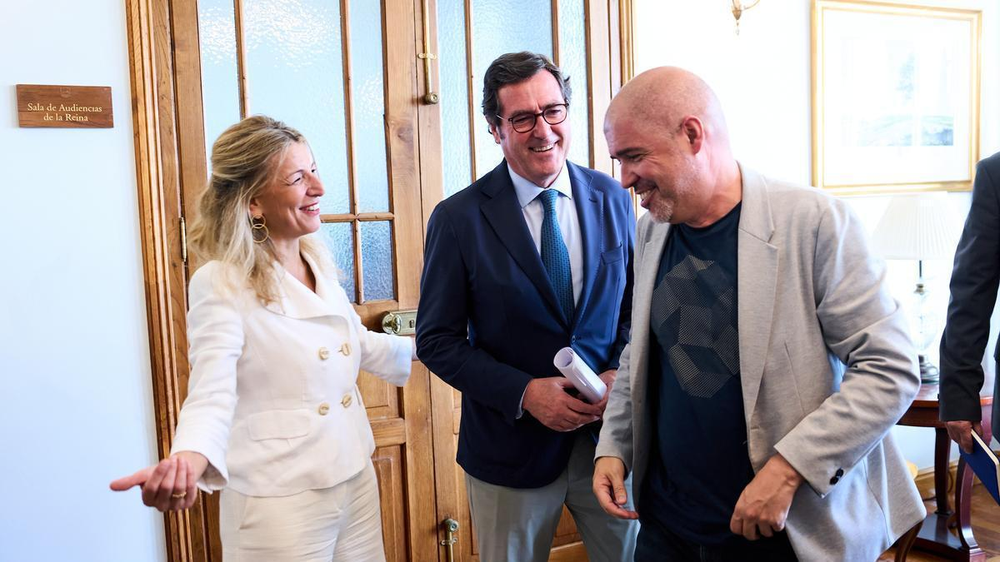 Yolanda Díaz junto a dirigentes de la CEOE.