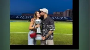 Los festejos de Nahitan Nández tras el ascenso de Cagliari a la Serie A