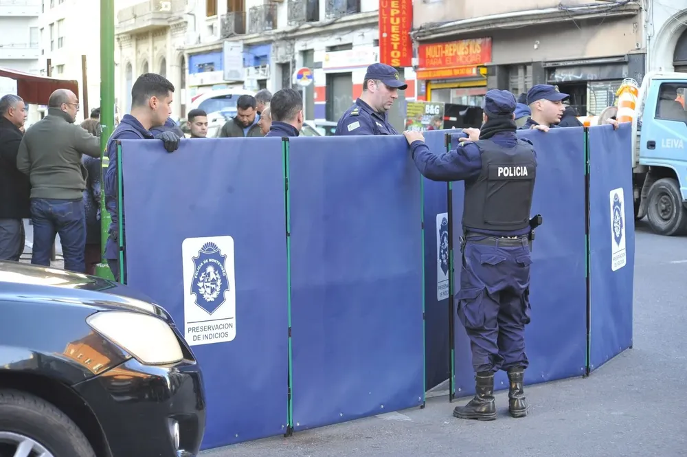 Policías preservan una escena del crimen en un supermercado del barrio Cordón donde un hombre fue asesinado el 19 de agosto pasado