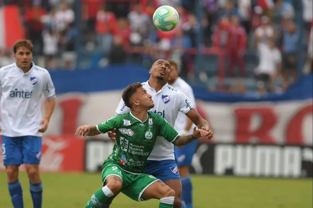 Franco Acosta jugó en Fénix y en varios equipos locales