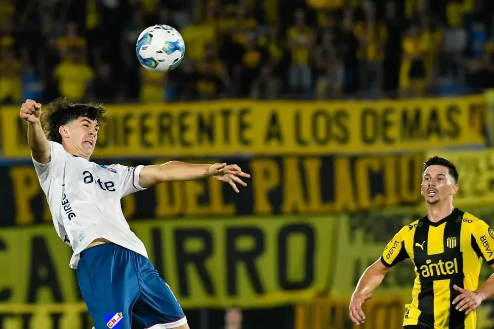 Maxi Silvera en su debut con Peñarol, en el clásico