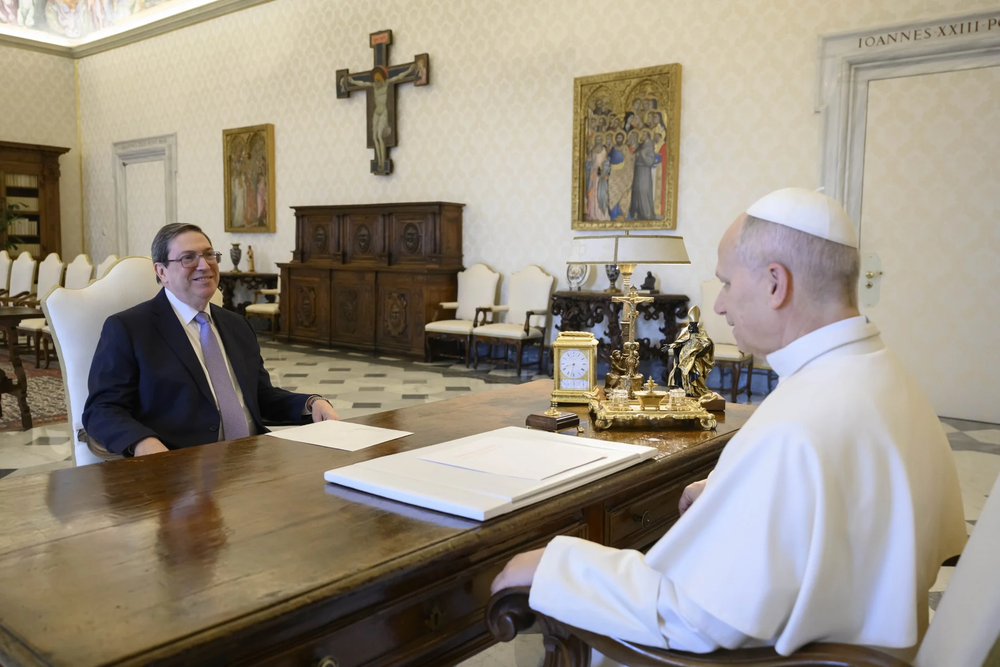 Bruno Rodríguez con el papa León XIV en el Vaticano
