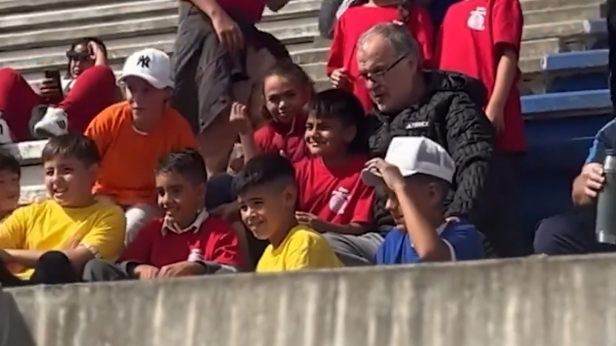 Marcelo Bielsa fue a ver el partido entre Juventud de Las Piedras y Liverpool y protagonizó un tierno momento en la tribuna: mirá el video