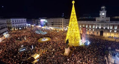 La Puerta del Sol recibe el año con las esperadas 12 campanadas.