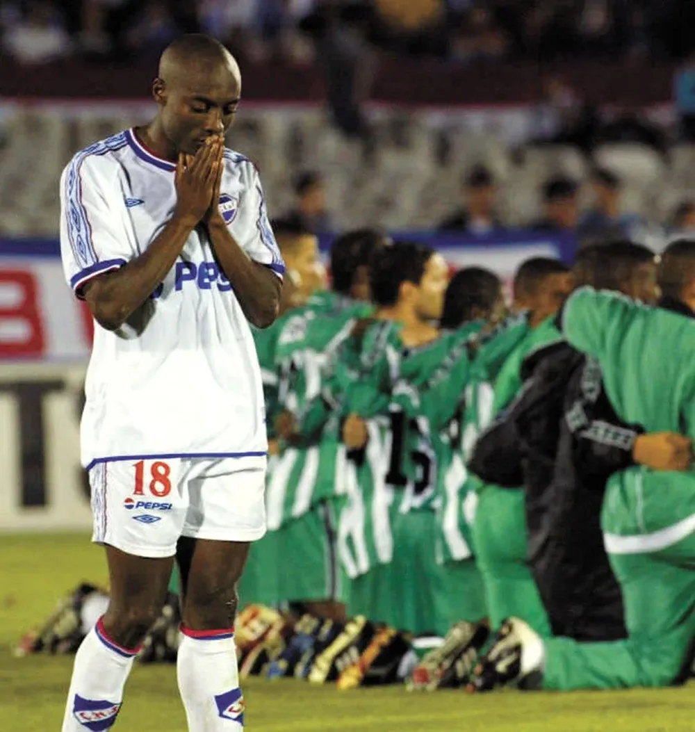Pierre Webo reza en la definición por penales de 2002 frente a Atlético Nacional