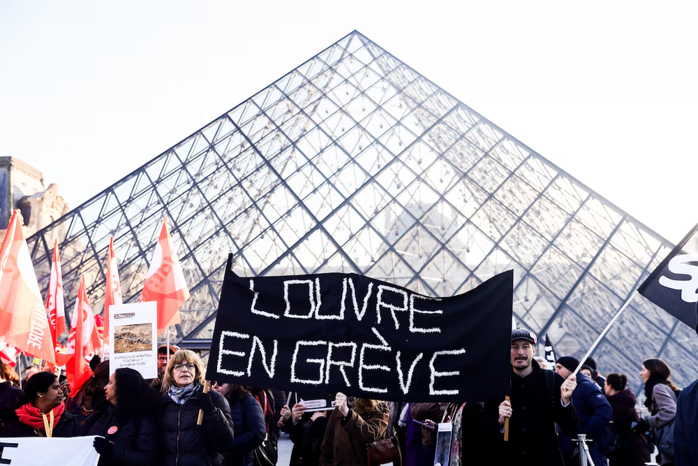 Manifestación de Trabajadores frente al Museo del Louvre