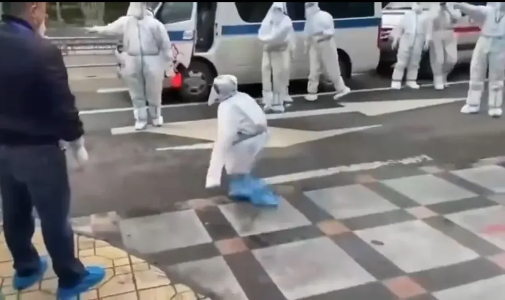 La extrema cuarentena china incluye separar a niños de sus padres cuando dan positivo