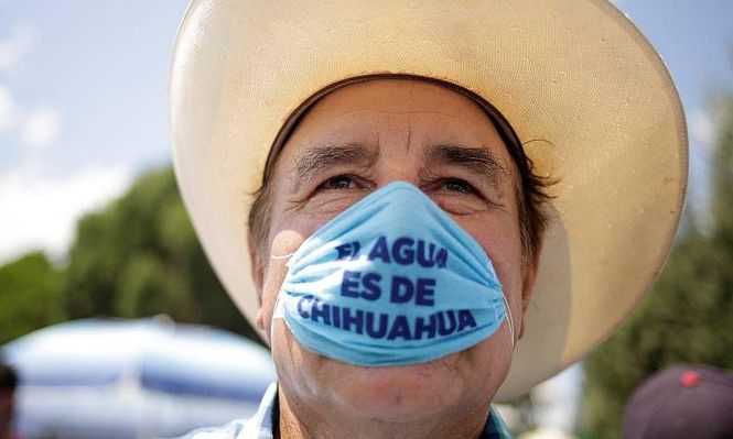 Un agricultor en Chihuahua, en el norte de México, durante protestas en 2020 por la extracción de agua en tiempos de sequía para cumplir el tratado con EE.UU.