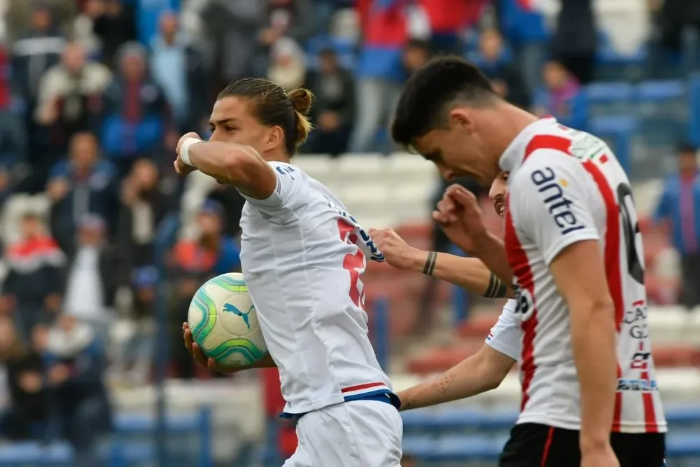 Thaigo Vecino festeja su primer gol en Primera división