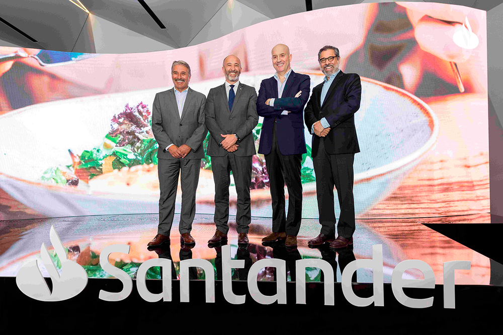 Gustavo Trelles, CEO de Santander UY, Eduardo Sanguinetti, Ministro Turismo UY, Carlos Rey, director de Santander para LATAM, Román Blanco, CEO de Santander Chile.