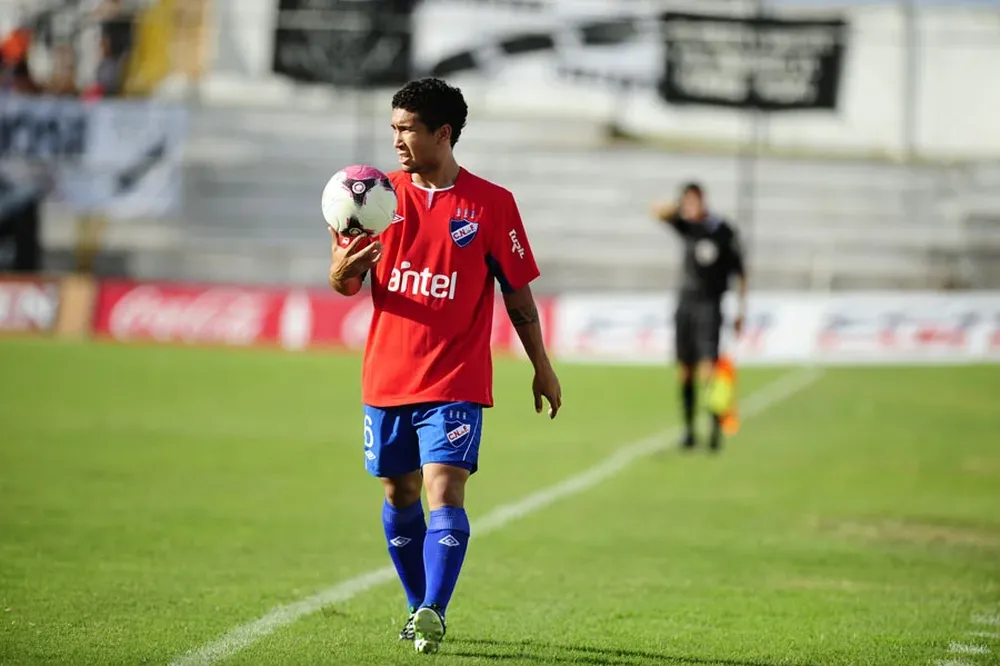 Maximiliano Moreira, lateral izquierdo de Nacional