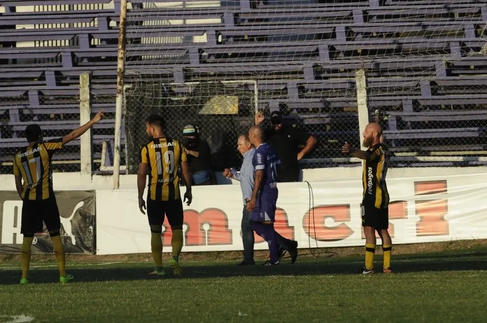 Alejandro Acevedo se retira luego de increpar al árbitro y al línea