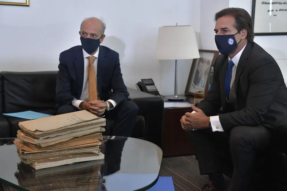 Foto de archivo. El 11 de mayo de 2021, Luis Lacalle Pou, Javier García, Jorge Díaz, y familiares de desaparecidos se reúnen en Torre Ejecutiva por archivos de la dictadura