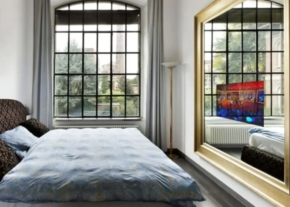 Una tele en el espejo de una habitación.