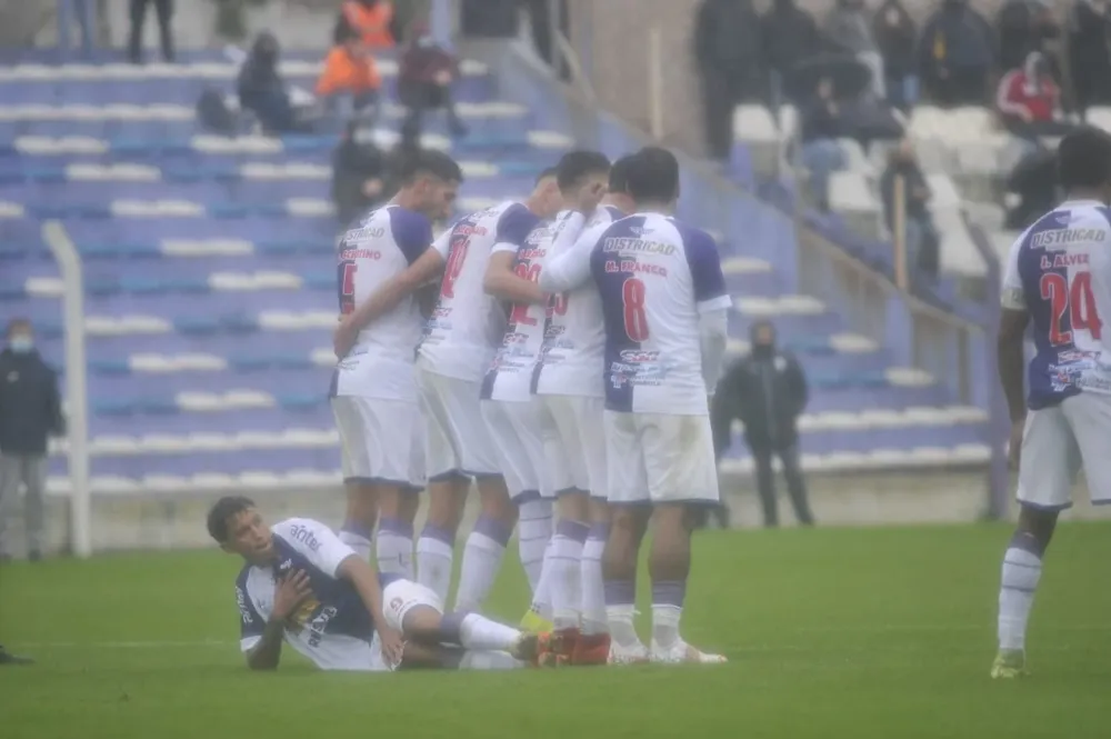 Fénix y Peñarol mostraron poco en el primer tiempo